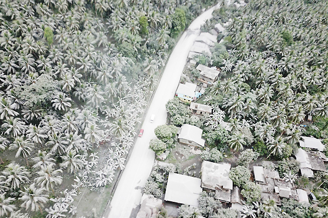 Philippine Volcano Spews Ash Alarms Villagers Borneo Bulletin Online 7341