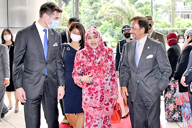 Their Majesties arrive in Singapore for State Visit | Borneo Bulletin ...