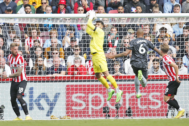 Arsenal beat Brentford to regain Premier League top spot