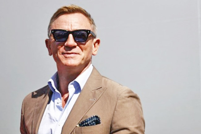 Daniel Craig says ‘very lucky’ to work with Queen Elizabeth | Borneo ...