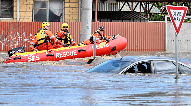 Floods swamp houses in ‘major’ Oz emergency