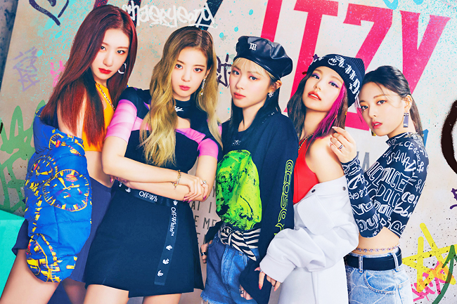 Update: ITZY Drops D-DAY Poster For 1st Full Album “Crazy In Love”