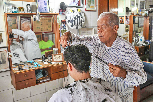 Pele's barber of 60 years laments a double loss - New Vision Official