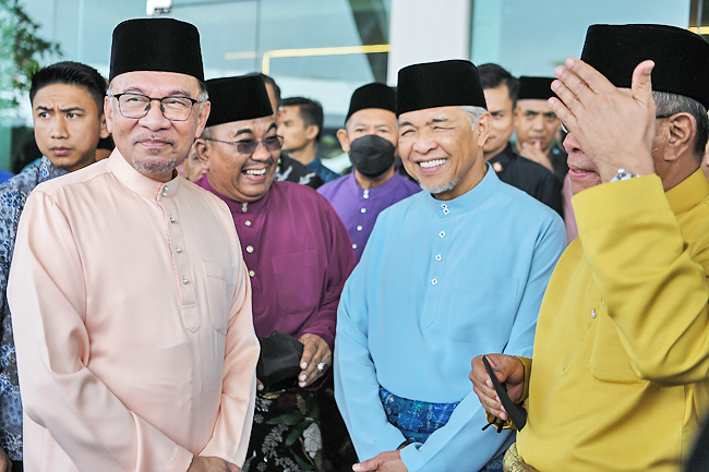 No more billboards of me, use money for better purpose: Anwar | Borneo ...