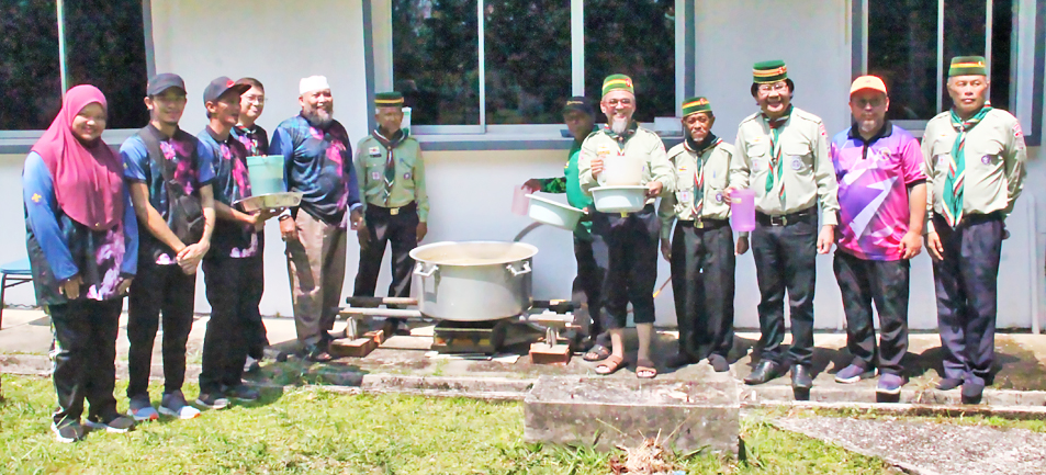 Belait scouts distribute bubur to mosques | Borneo Bulletin Online