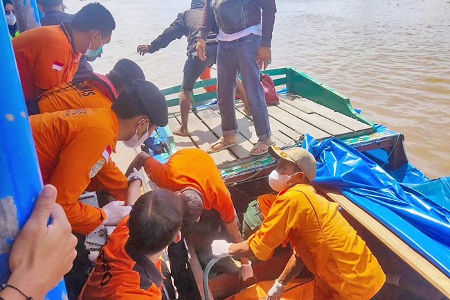 Nine Still Missing After Boat Sinks In West Indonesia, 11 Dead | Borneo ...