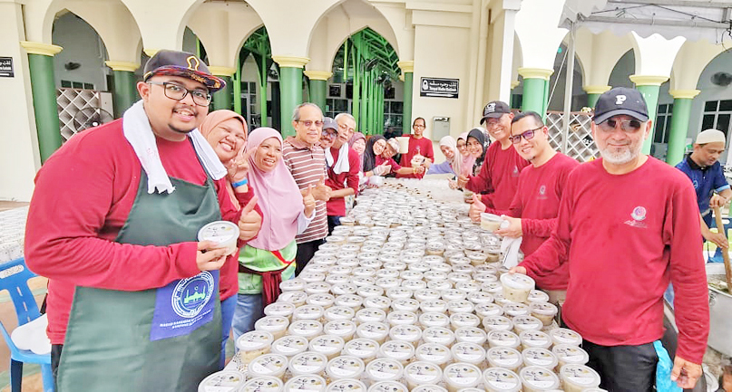 2,000 Public Members Receive Bubur Lambuk | Borneo Bulletin Online