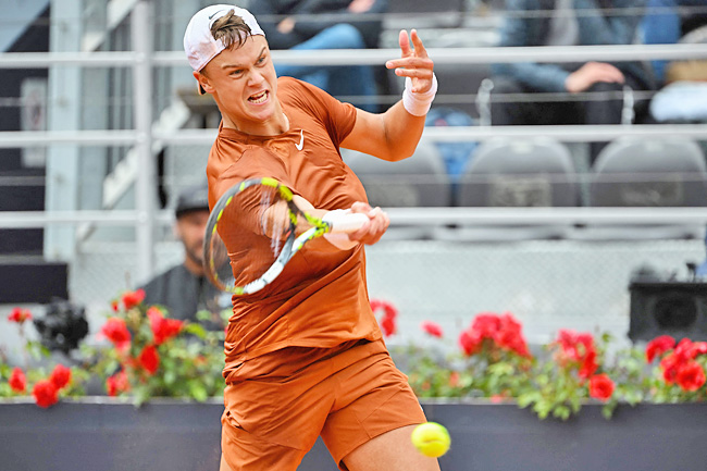 Tennis: Rybakina defeats Ostapenko in rain-delayed Italian Open semi-final  - CNA