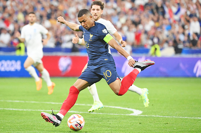 Record-breaker Mbappe leads France to 1-0 win over Greece