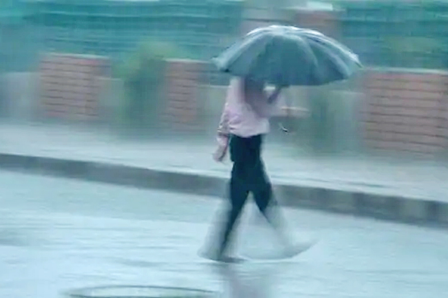 Parasols jump in popularity amid S. Korean heatwave