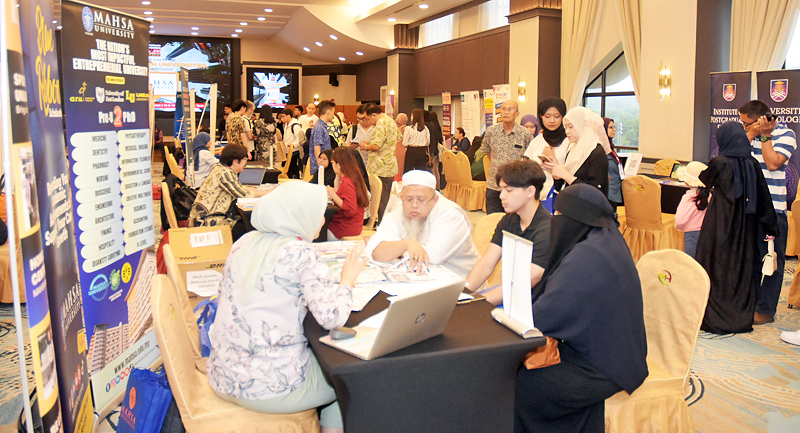 Over 1,000 Attend Malaysia Education Expo | Borneo Bulletin Online