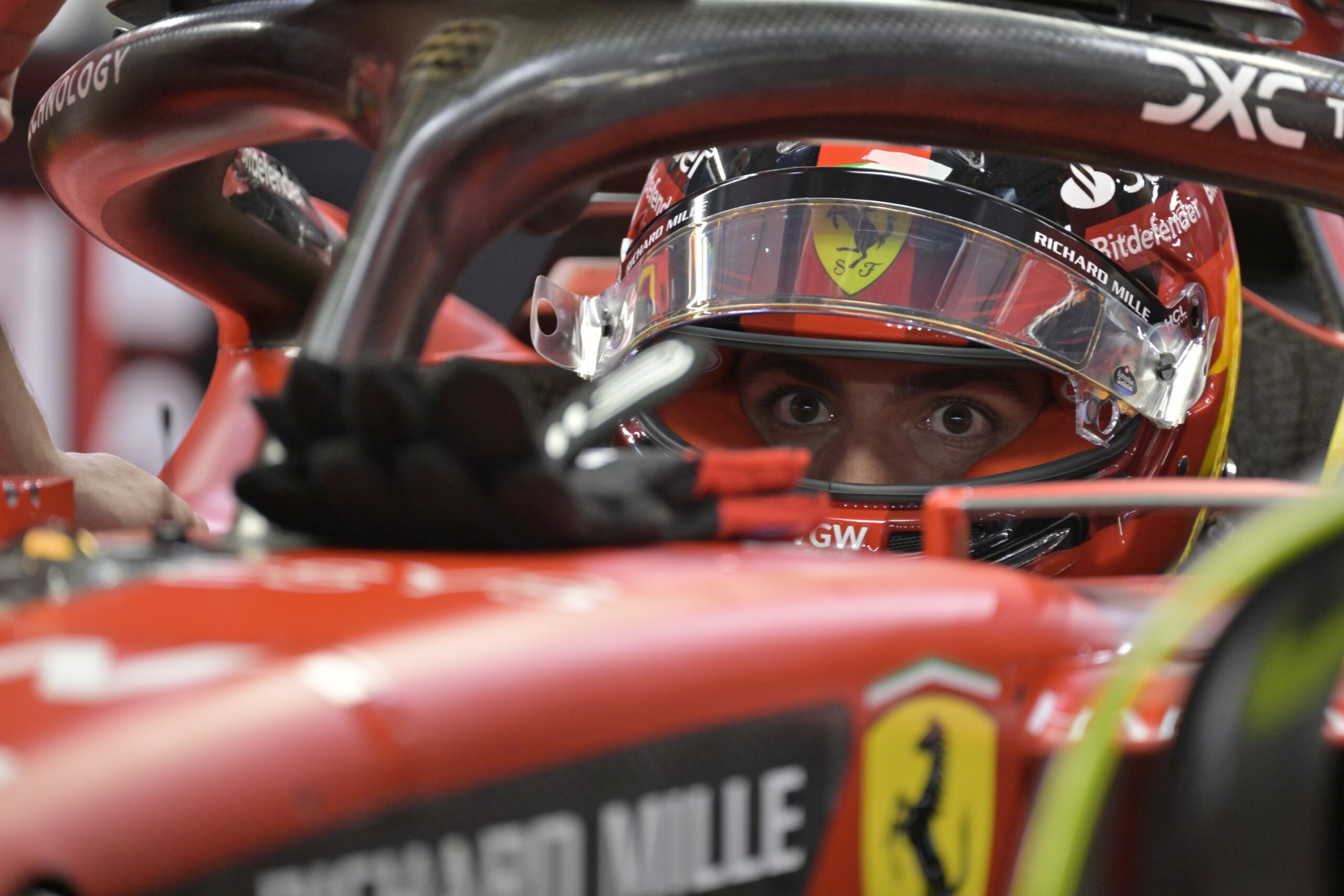 Sainz larga na pole do GP da Singapura e Verstappen fica fora do