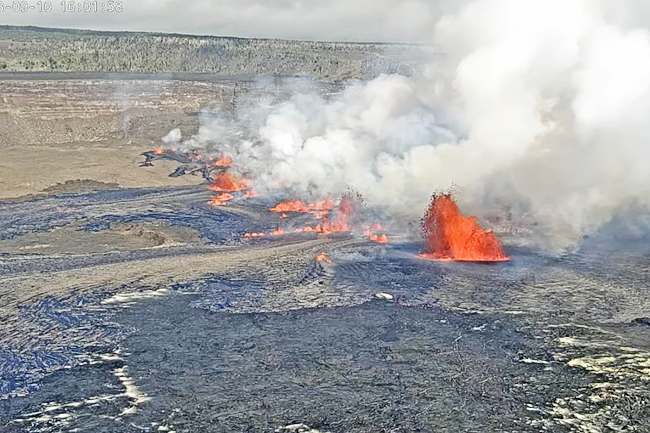 Kilauea Volcano Erupts After Nearly Two Months Of Pause | Borneo ...