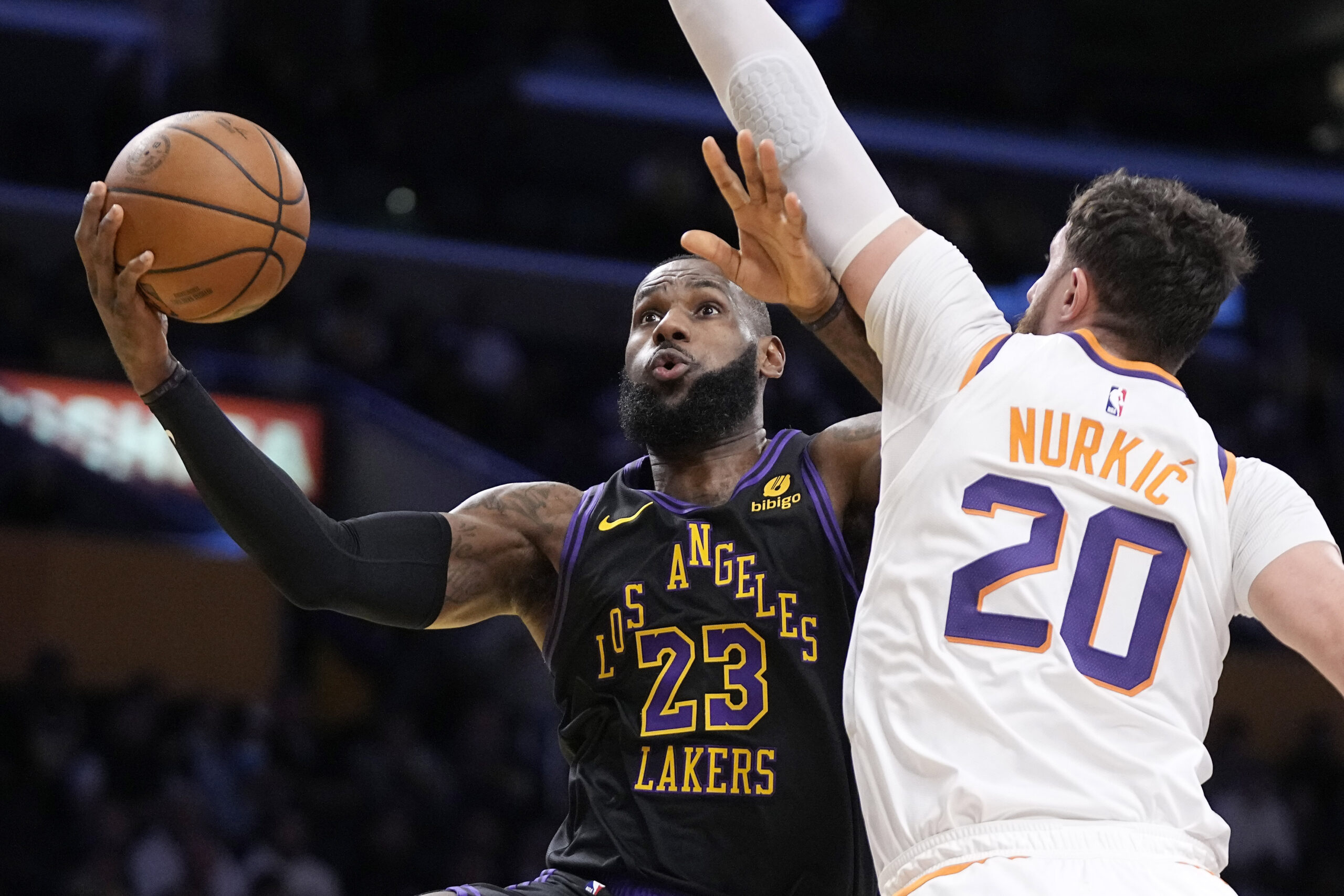 Lakers triumph, LeBron leads charge