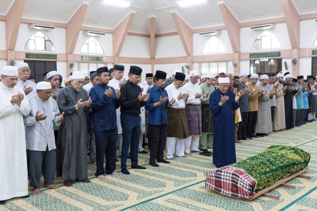 His Majesty attends funeral prayers for late state dignitary | Borneo