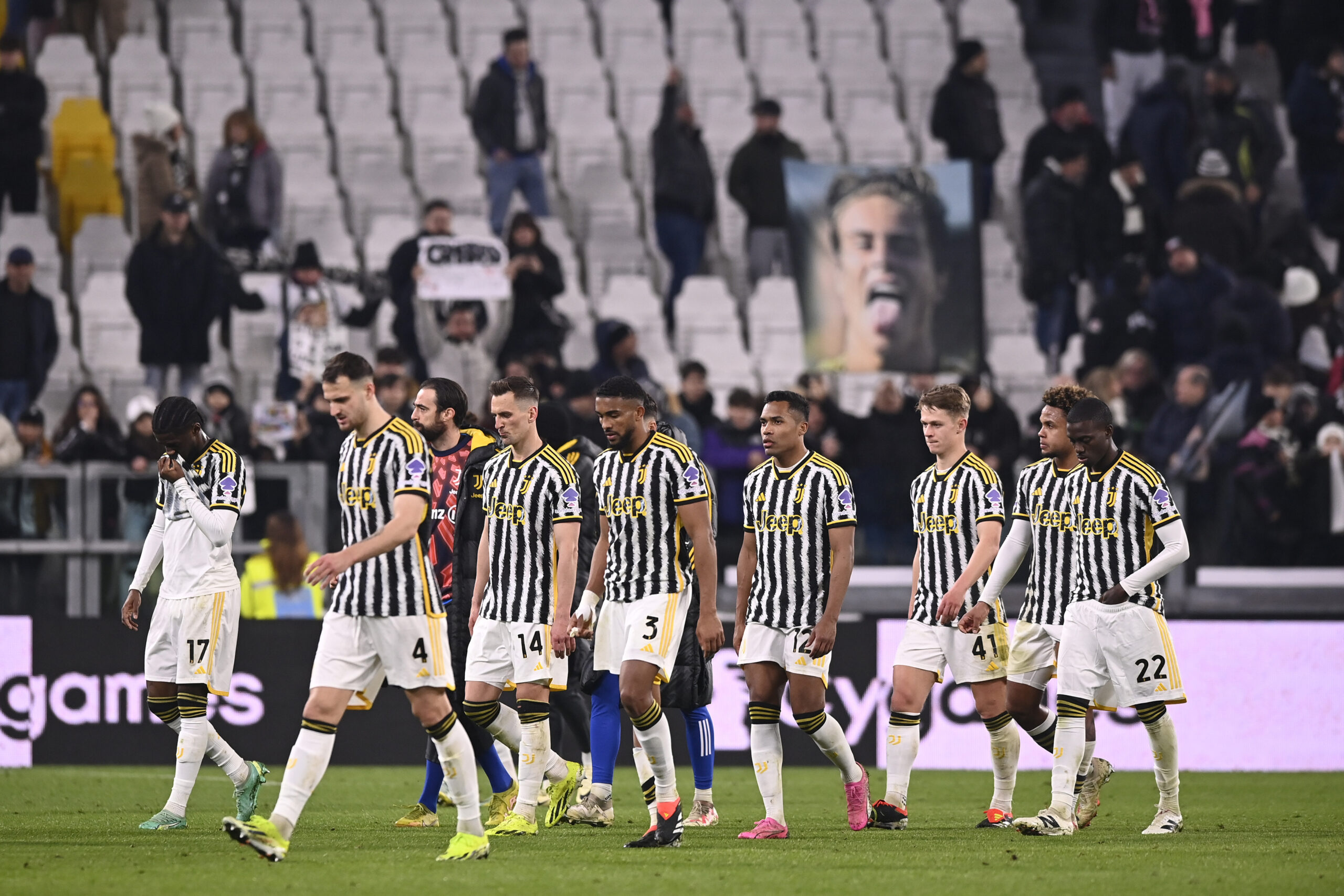 Juve stunned as Udinese hand Inter title gift