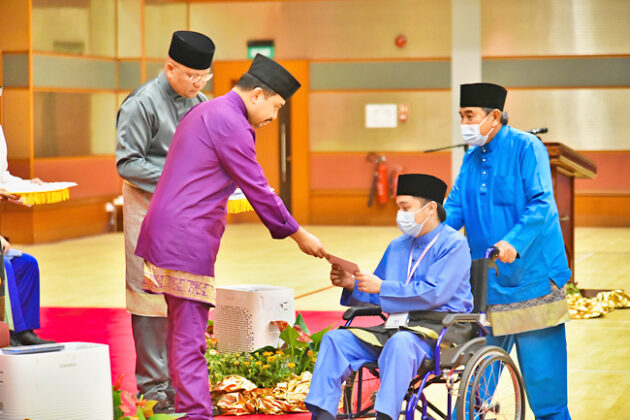 Sultan bestows Raya kurnia to over 18,000 | Borneo Bulletin Online