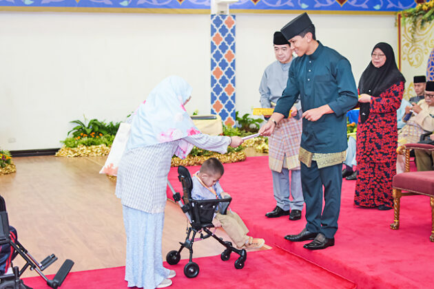 Sultan bestows Raya kurnia to over 18,000 | Borneo Bulletin Online