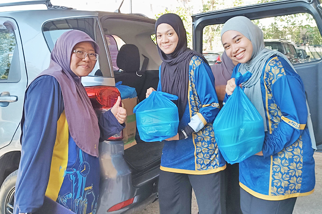 Girl Guides Distribute 400 Packs Of Bubur Kacang | Borneo Bulletin Online