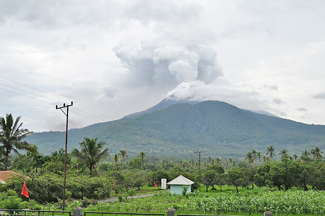 Gunung Lewotobi Laki-Laki di Indonesia meletus, memuntahkan abu setinggi 800 meter