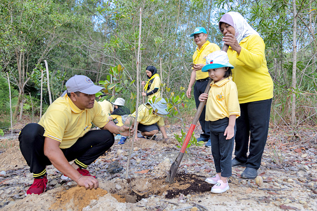 Embassy plants trees to support Brunei green goal | Borneo Bulletin Online