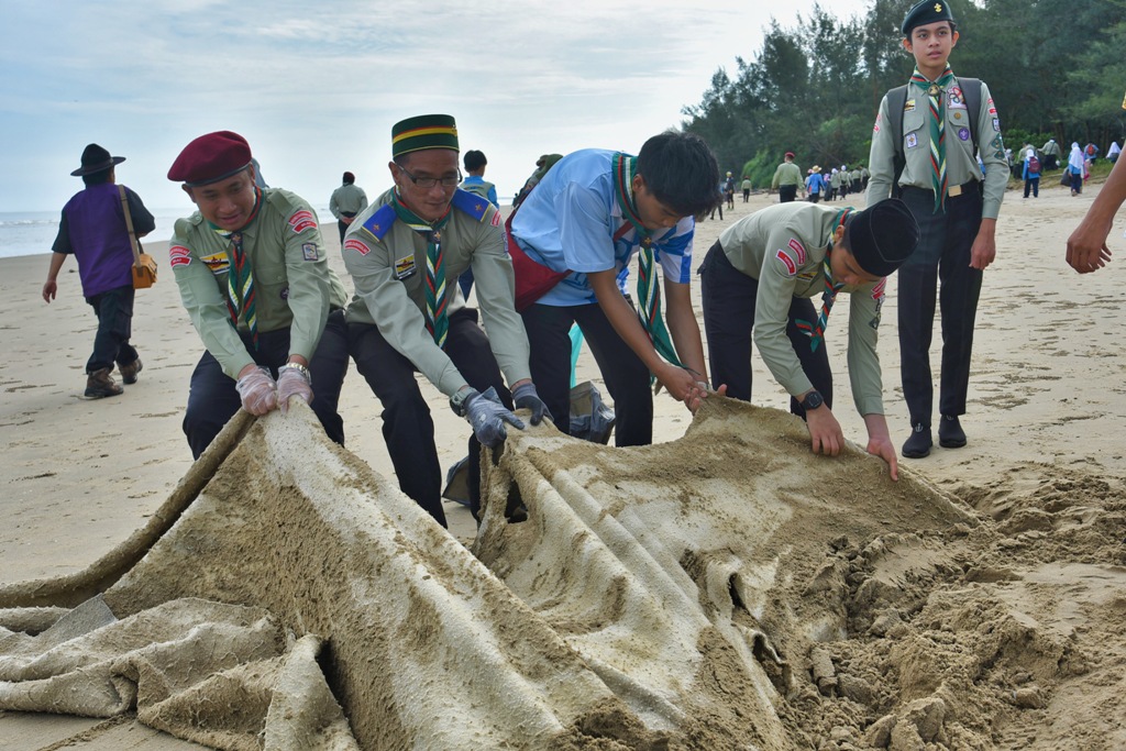 Scouts clear 250kg of trash from Sungai Liang beach